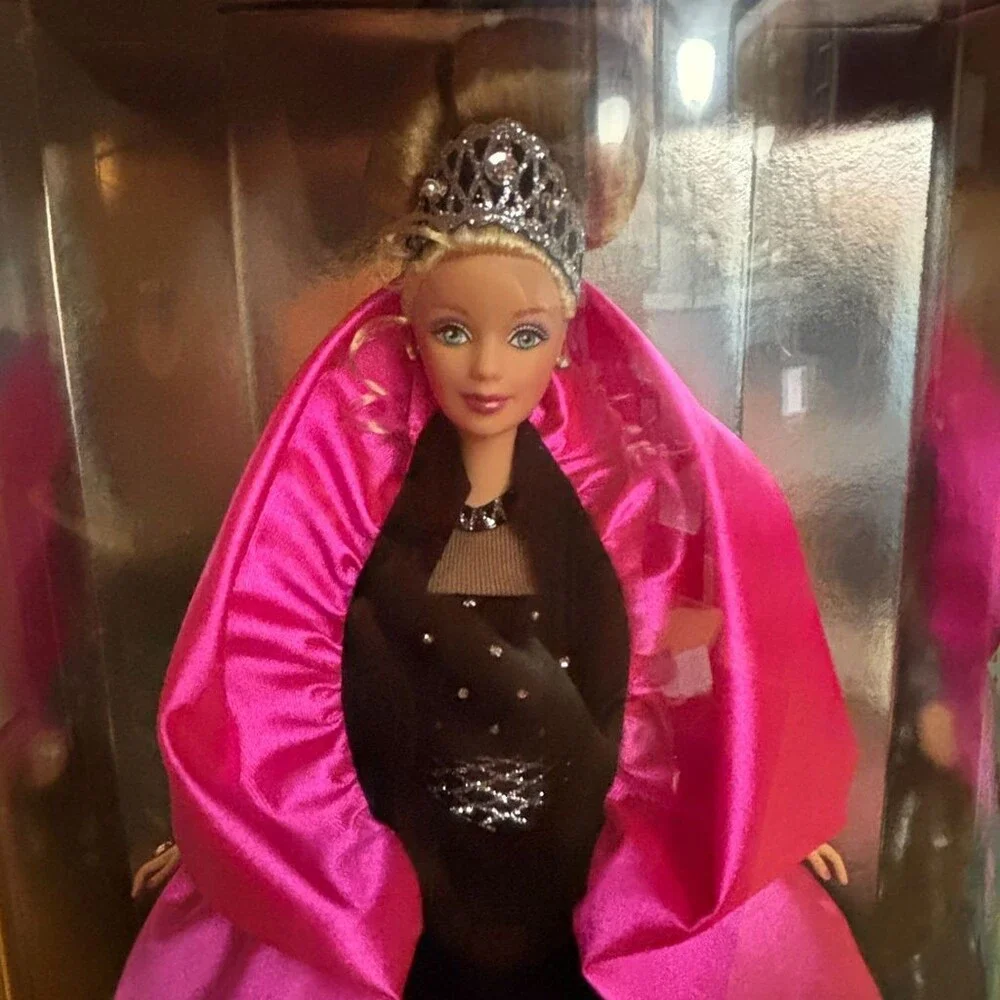 Mattel Barbie Happy Holidays Doll 1998 Special Edition 20200 Pink Cape Tiara